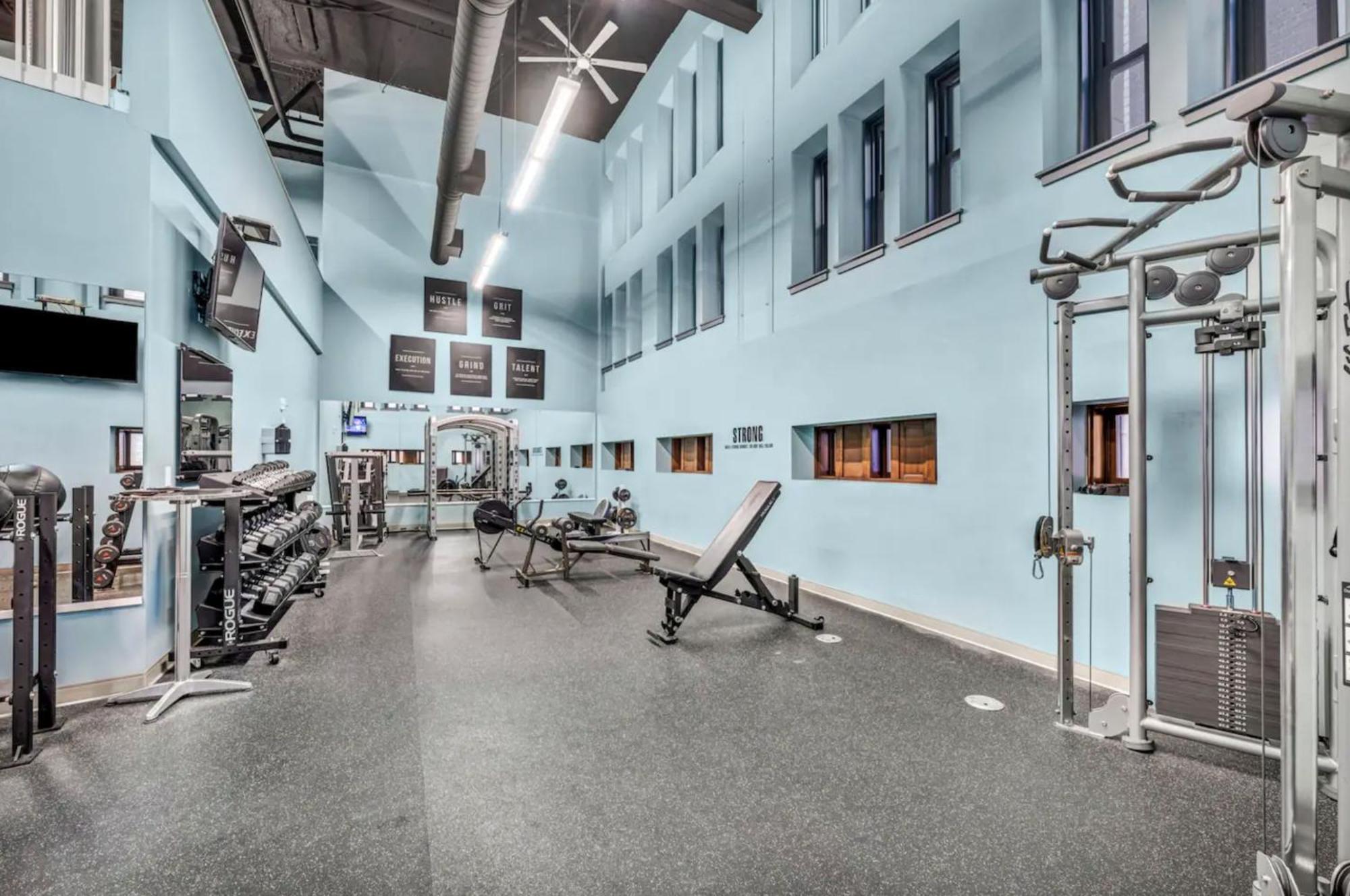 Heart Of Dt With Free Pool & Steam Plus Gym Luxe 812 Cleveland Bagian luar foto